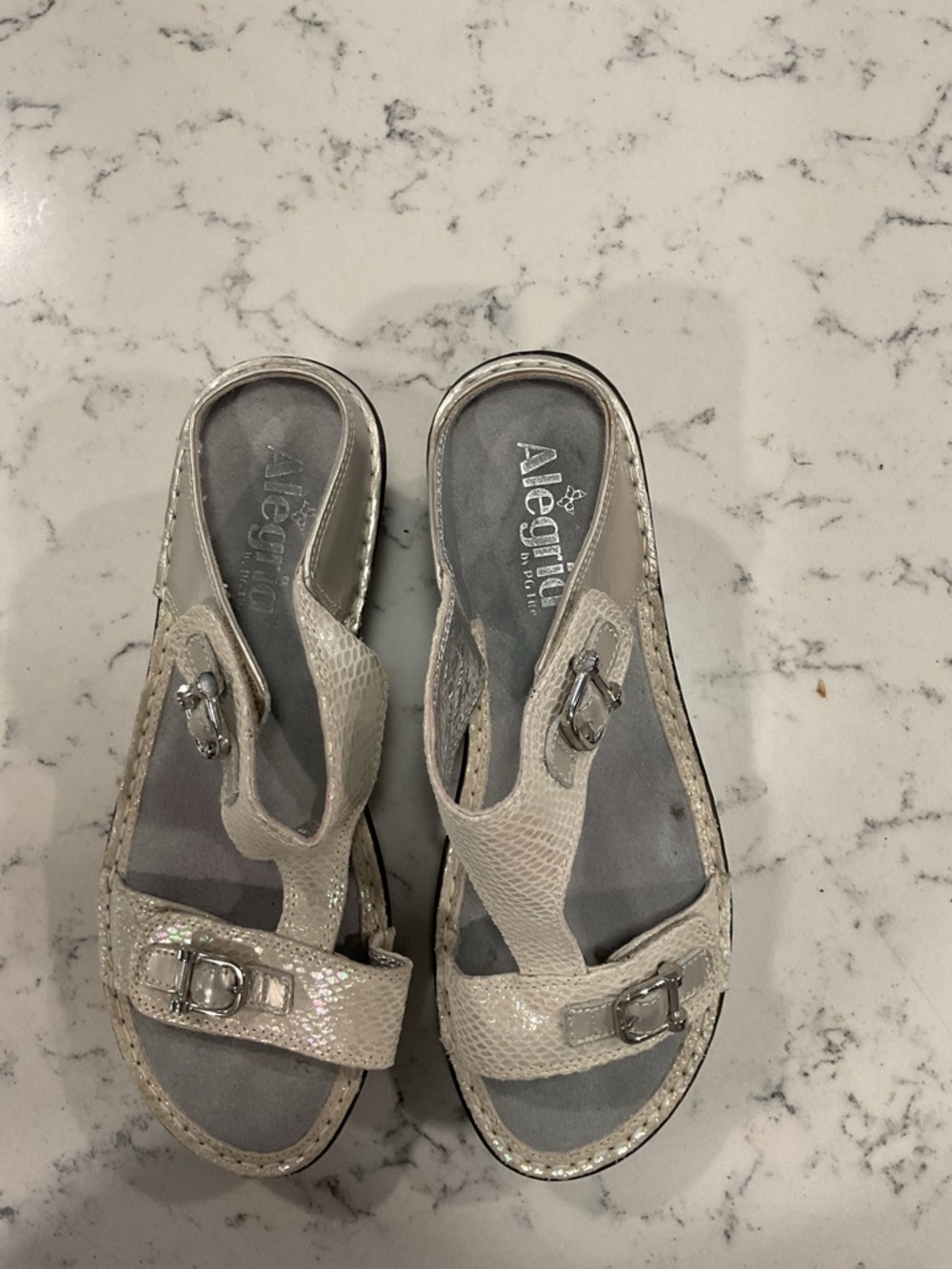Like New Alegria Women’s Lara Wedge Sandals White Silver Snake Print Leather 38